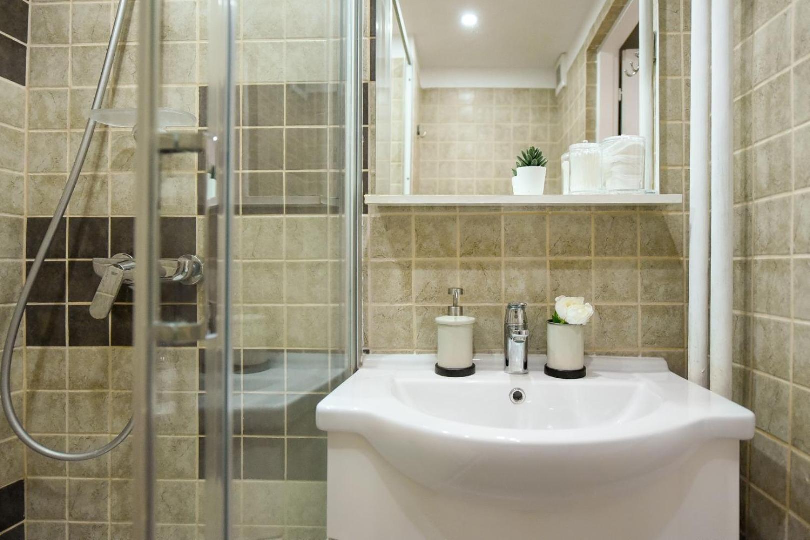 Downtown Oasis: Central Apartments With Cozy Charm Boekarest Kamer foto