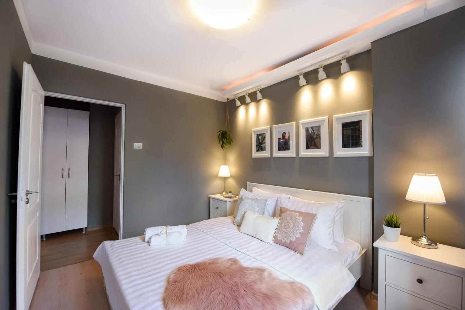Downtown Oasis: Central Apartments With Cozy Charm Boekarest Kamer foto