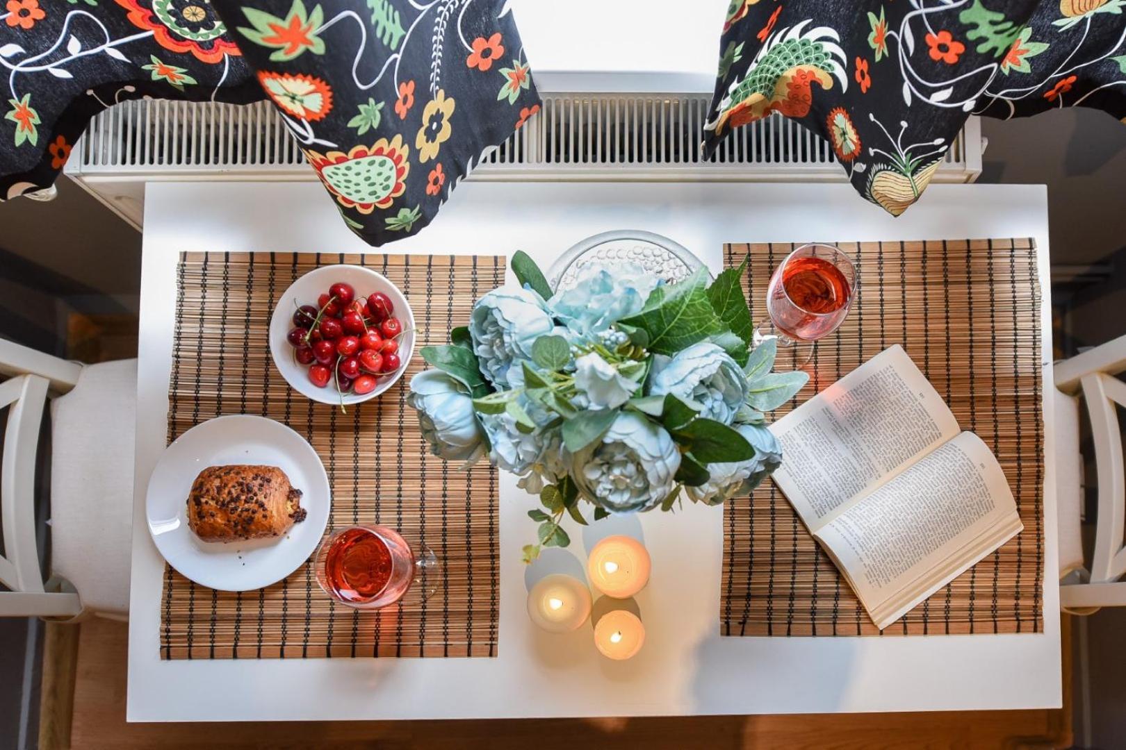 Downtown Oasis: Central Apartments With Cozy Charm Boekarest Kamer foto
